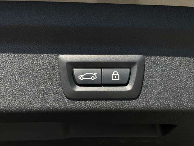 マットブラックにホワイトのLIBERALAのロゴの建物と看板が目印です。