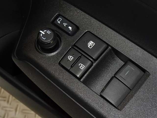 運転席と助手席のみパワーウィンドウを装備してます。