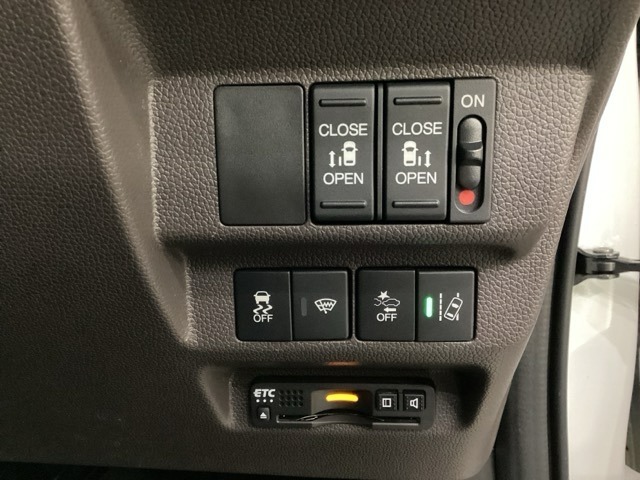 両側電動スライドドアは運転席から操作ができるよう、操作スイッチが付いています。その下にはETCがついています。高速道路の料金所の通過も楽々です！。　カードの取り出しもしやすい場所についています。