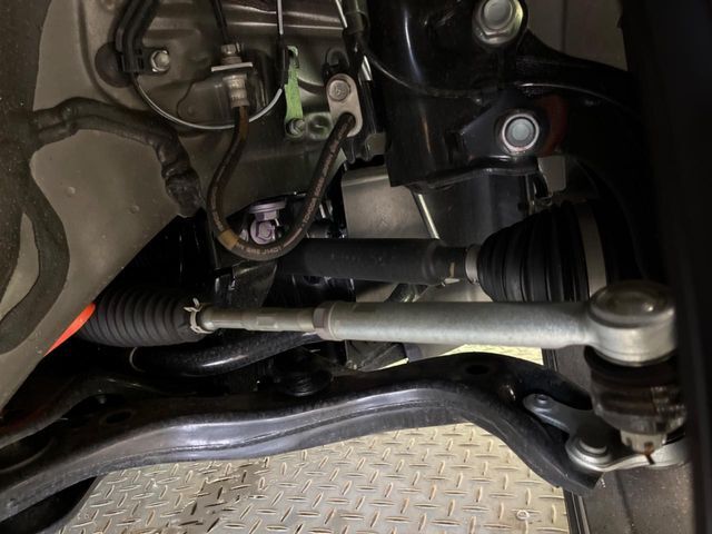 お車を安心してお乗りいただく為には、足回りの定期点検が欠かせません。サービスサポート（有償保証）では無料点検もご提供しており、安心のカーライフをお過ごしいただけるサポート体制が整っています。