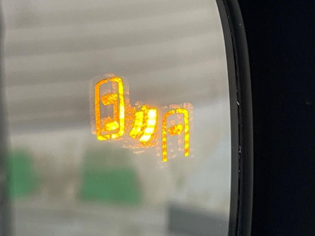 【ブラインドスポットモニタ】レーダーにより隣車線の車両を検知。車両を検知した側の表示灯が点灯。車両を検知している側に車線変更をしようとした場合、ブザーと表示で危険をお知らせします。