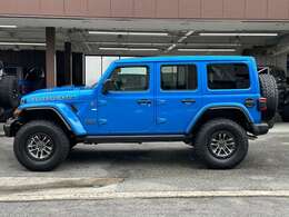 35インチタイヤにスチールロックガードがよりオフロード感を出しています。