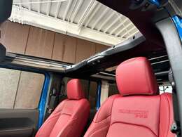 後部座席までルーフが開くのでどの座席でもドライブを楽しむことができます。