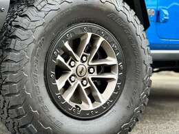 純正17インチホイールが装備されております。ホイールにはビードロックが付いております。このままでもオフロード走行が可能です。