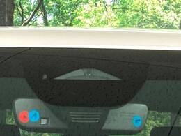 【i-ACTIVESENSE】走行中に前方の車両等を認識し、衝突しそうな時は警報とブレーキで衝突回避と被害軽減をアシスト。より安全にドライブをお楽しみいただけます。