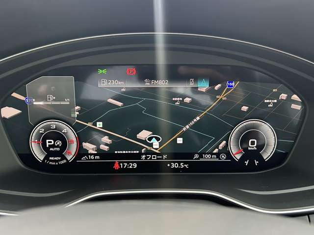 スピードメーターなどの運転に必要な計器とともに、オーディオ・電話の操作画面や地図などを表示。レイアウトはステアリングスイッチで切り替えでき運転に集中しながら必要な情報を瞬時に得ることが可能。