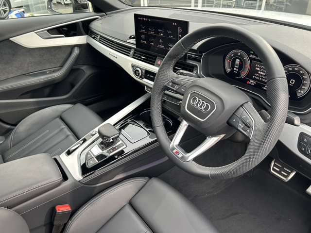 ●レザーシート『高級感や耐久性がありこちらのモデルにも採用されています。レザーは見た目が美しく内装を豪華に演出します。柔らかく肌触りが良く長時間の運転でも快適です。