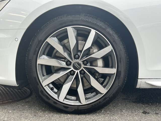 Audiは、スポーティなデザインからシンプルでエレガントなデザインまで、さまざまなデザインを提供しています。軽量でありながら高い強度を持っており車両のハンドリング性能やブレーキ性能が向上します。