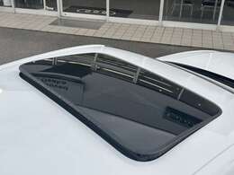 ●サンルーフ『天井の開放感を感じられ、風景を楽しむことができます。車のデザインにおいてもサンルーフは高級感やスタイリッシュさを演出します。』