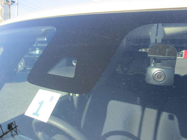 レーンカメラにて走行車線からの逸脱を警告＆防止支援。