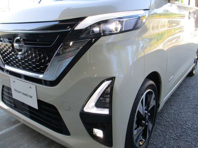 【アダプティブLEDヘッドライトシズテム】車両を検知し、LEDヘッドライトが対向車や先行車を照射しないように自動でハイビームの照射範囲を切り替えます。