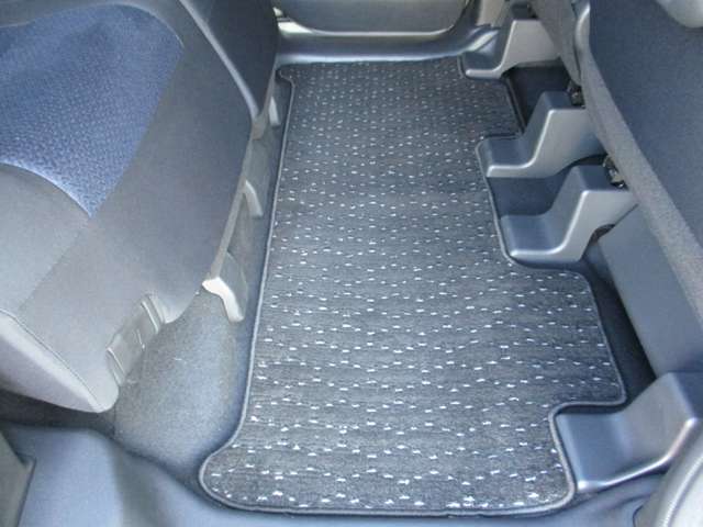 後席足もとが広いから、大人が座っても快適です。