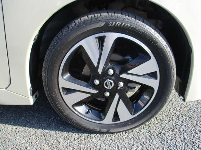純正アルミホイール。タイヤサイズは165/55R15です。