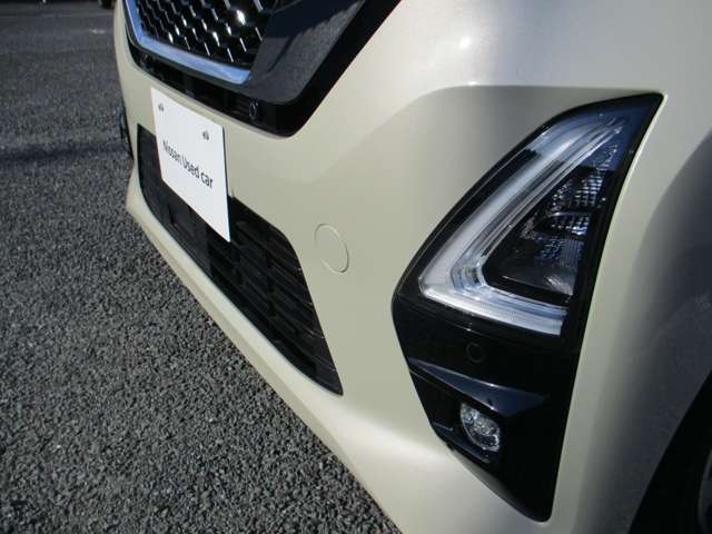 【踏み間違い衝突防止アシスト】前後バンパーに装着されているセンサーで、駐車場での急加速を抑制し、壁や歩行者との衝突回避を支援します。