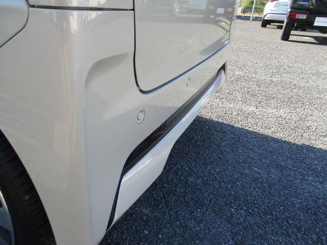 【踏み間違い衝突防止アシスト】前後バンパーに装着されているセンサーで、駐車場での急加速を抑制し、壁や歩行者との衝突回避を支援します。