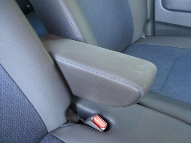 前席にアームレストが付いてます。