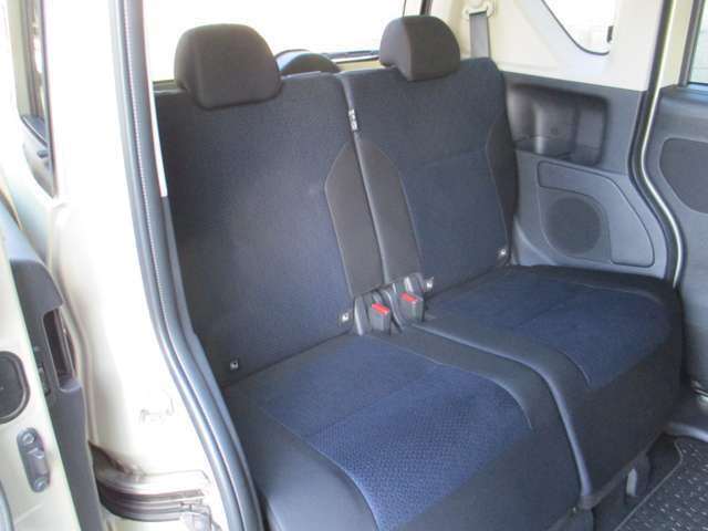 ドアの開口部が大きく開くので、チャイルドシートのお子様の乗降や荷物の積載もスムースです。