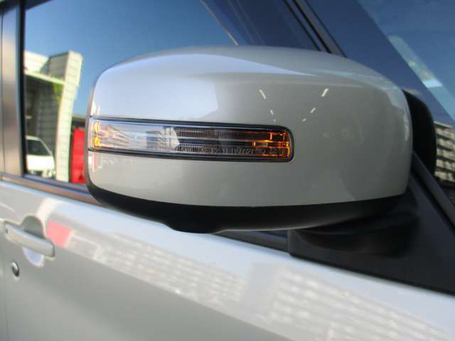 視認性にすぐれたサイドターンランプ付電動格納式リモコンカラードドアミラー。