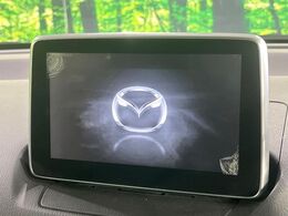 【ディスプレイオーディオ】お持ちのスマホやMP3プレイヤーとの無線接続で音楽再生が可能！コードで繋ぐわずらわしさも無く、手軽にお気に入りの音楽を楽しめます。