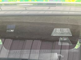 【スマートシティブレーキサポート】低速走行中に前方の車両等を認識し、衝突しそうな時は警報とブレーキで衝突回避と被害軽減をアシスト。より安全にドライブをお楽しみいただけます。