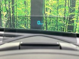 【ヘッドアップディスプレイ】現在の速度や走行情報をデジタル表示で運転席前方のガラスに投影！運転中、目線をずらさず必要な情報を確認できるのでとっても便利で安心！