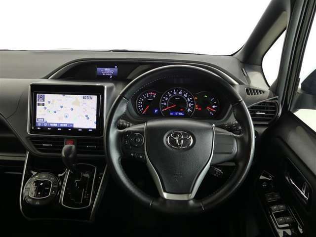 高いホールド性で運転姿勢が安定します。長距離ドライブでも疲れにくいのが魅力です。快適なドライビングライフをお送りください♪