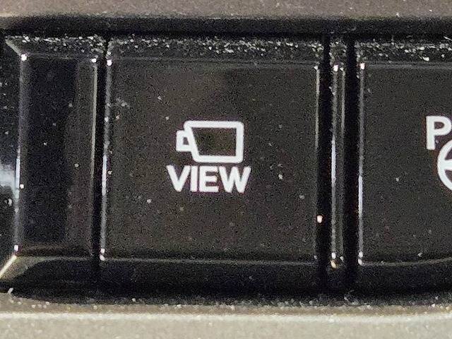 【全周囲モニター】を装備しております。リアの映像がカラーで映し出されますので日々の駐車も安心安全です。