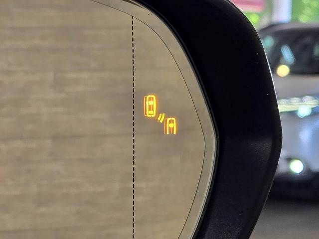 【ブラインドスポットモニター】搭載しております。隣の車線を走る車両をレーダーで検知し、死角エリアの車両の存在をお知らせし