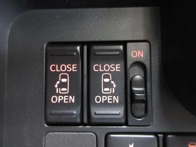 運転席から操作できる両側パワースライドドアのコントロールスイッチです（挟み込み防止機能付）