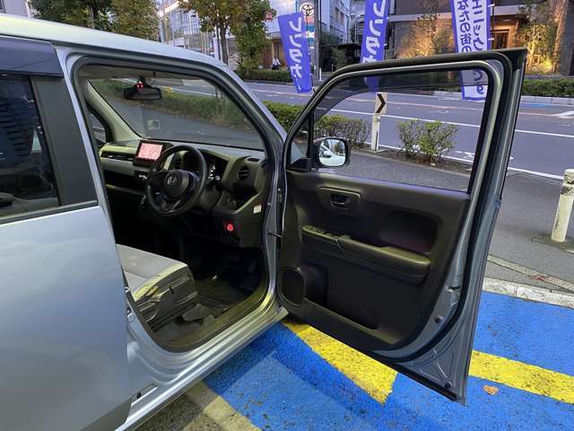 4WD・スマートキー・プッシュスタート・エコアイドル・オートライト・ライトレベライザー・シートヒーター