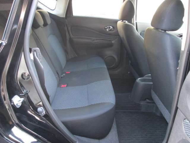 後席頭上クリアランスも大きく後席も快適です。