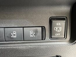 【ハンズフリー機能付き両側パワースライドドア】スライドドアの下に足先を入れてすぐ引くと、自動的にスライドドアが開閉します！荷物で両手がふさがった状態でも、ドアの開閉ができてとっても便利！