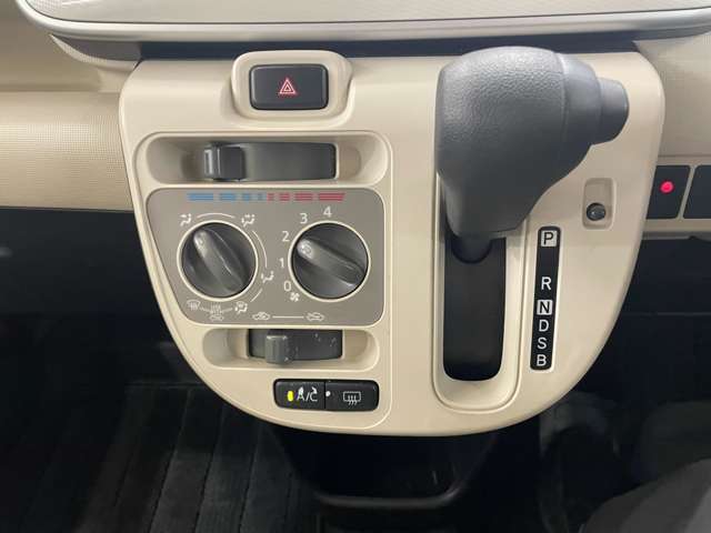 インパネシフトにエアコン操作パネルです