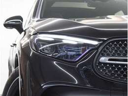 使用感はとても少なく心地よい禁煙の室内は高級感漂うブラックレザーシートに快適な全席シートヒーター、オプションの開放感有るパノラミックスライディングルーフ付き！！