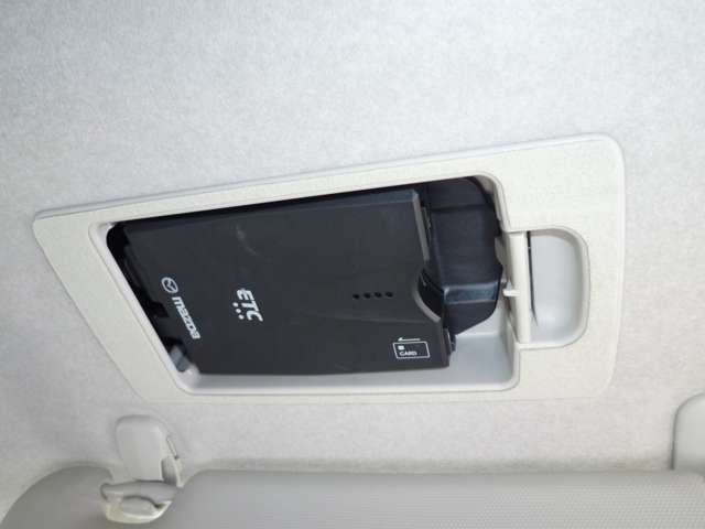 【ETC車載器】スマートインETC搭載！サンバイザーの上に隠れていますので、見た目もすっきりです！抜き忘れに注意してね♪料金所での手間を解消します。通行券を取る際幅寄せに気を使う必要もありません。