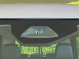 【スズキ　セーフティサポート】走行中に前方の車両等を認識し、衝突しそうな時は警報とブレーキで衝突回避と被害軽減をアシスト。より安全にドライブをお楽しみいただけます。