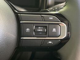 【アダプティブクルーズコントロール】高速道路での長距離走行が楽に！！自動で速度を保つクルーズコントロールが、衝突軽減システムと連携し、前方の車両を感知して車間を保つように速度調節してくれます！！