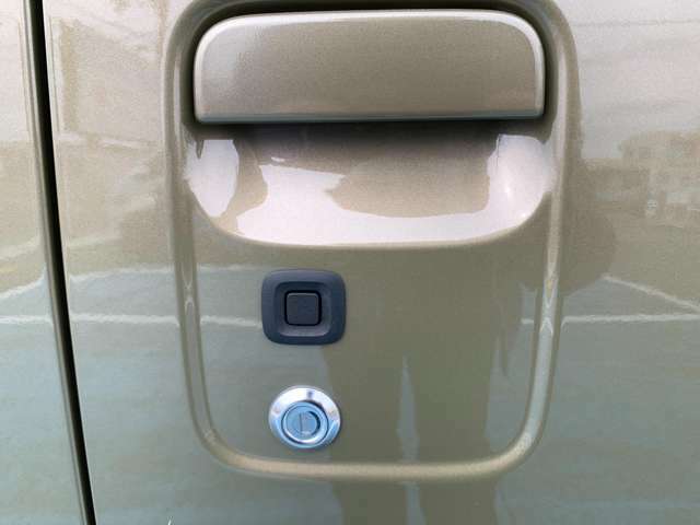 この黒いスイッチを押すとドアロックの開閉が可能です！