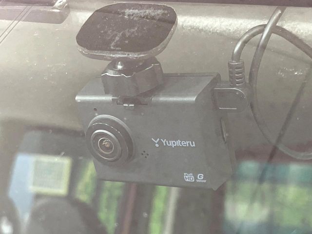 【ドライブレコーダー】安心・安全なカーライフに必須のドライブレコーダーを装備！走行中はもちろん、あおり運転や事故に遭遇した際の状況も映像で記録し、万一のリスクに備えます。