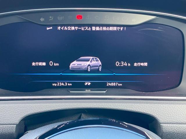 デジタルメータークラスター「Active Info Display」メーター内のディスプレイにナビゲションのマップや時刻燃費走行距離平均速度運転時間外気温度などを表示。