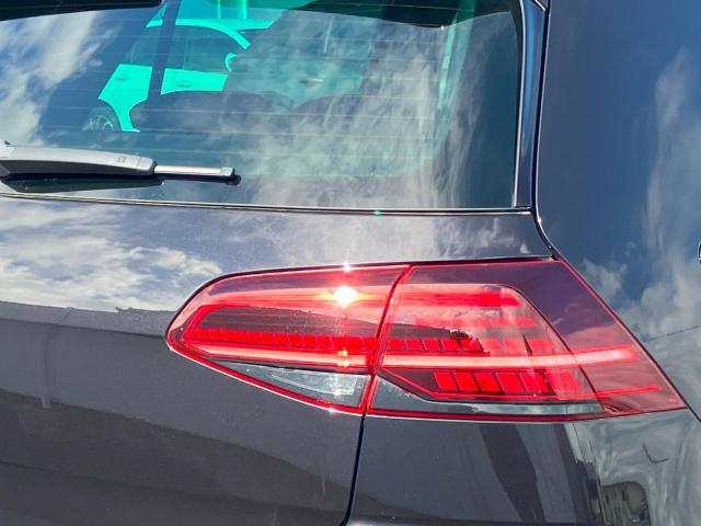後続車からの視認性に優れるLEDダークテールランプ。ウィンカーは流れる様に点滅する「ダイナミックターンインジケーター」を装備。