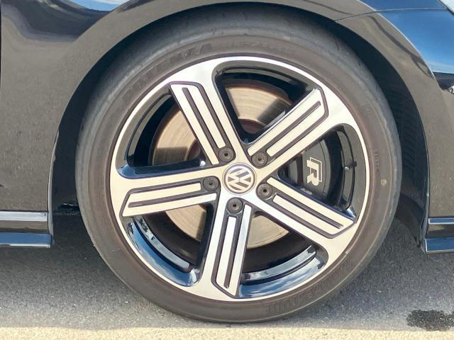 Golf R専用5スポークの純正アルミホイール。
