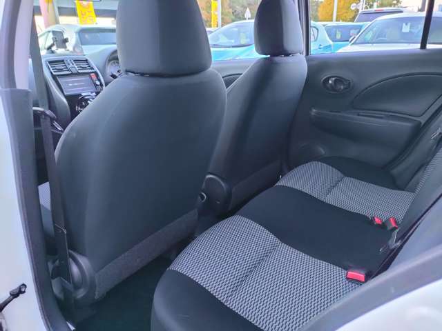 【雨の日も大丈夫】　雨の日は中古車は選びにくいですよね。でも当店なら安心。電話予約を頂ければ屋根下へ移動しておきます。雨でもじっくりご覧いただけますヨ(^^)v
