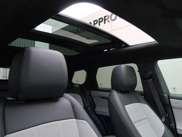 【電動パノラミックルーフ】車内に気持ちいい自然光が差し込み、頭上に広がる風景をお楽しみいただけます。快適な車内温度を維持し日差しから乗員とインテリアを守るダークカラーのガラス。電動ブラインド付き！
