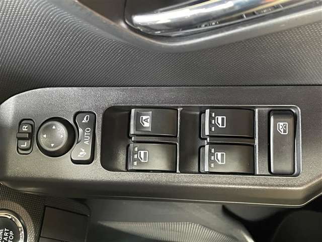 運転席ドア側パワーウィンドウ・ドアミラースイッチ。