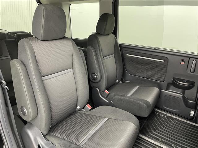 【フロアマット】車内を綺麗に保つのには必須のアイテムです。当店ではフカフカな新品マットも絶賛取り扱い中！ぜひご相談くださいませ。