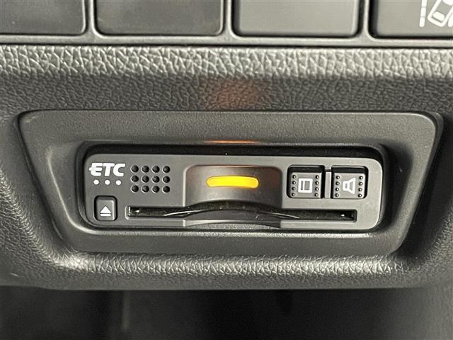 【ETC】有料道路を利用する際に料金所で停止することなく通過できる、ETC車載器（ノンストップ自動料金収受システム機器）が装備されています。セットアップを行うことで利用可能になります。