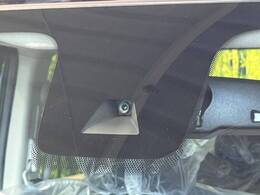 【三菱e-Assist】走行中に前方の車両等を認識し、衝突しそうな時は警報とブレーキで衝突回避と被害軽減をアシスト。より安全にドライブをお楽しみいただけます。