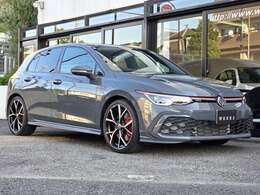 ボディカラーはスタイリッシュなドルフィングレーメタリック、GTIのレッドラインがよく映えます。