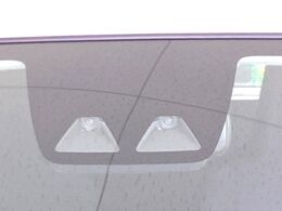 【スマートアシスト】走行中に前方の車両等を認識し、衝突しそうな時は警報とブレーキで衝突回避と被害軽減をアシスト。より安全にドライブをお楽しみいただけます。